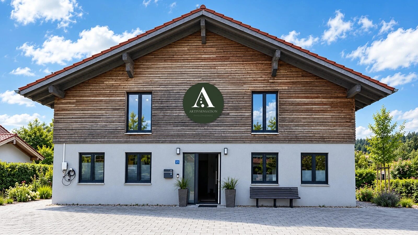 Das neue Praxisgebäude von AktivSensation in der Franz-Geist-Straße 21 in Obing mit Logo an der Holzfassade